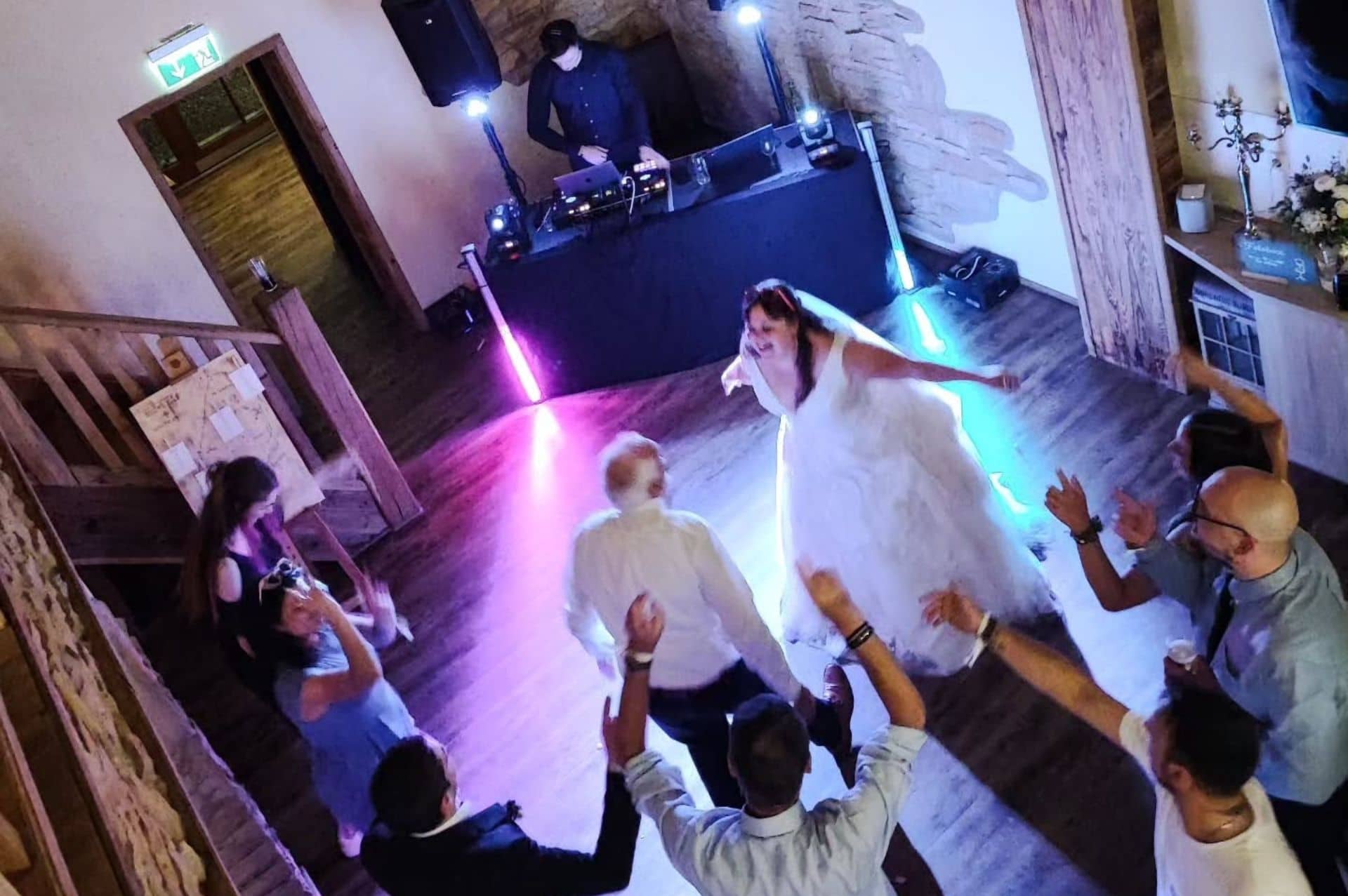 Foto von einer Hochzeit mit tanzenden Gaesten