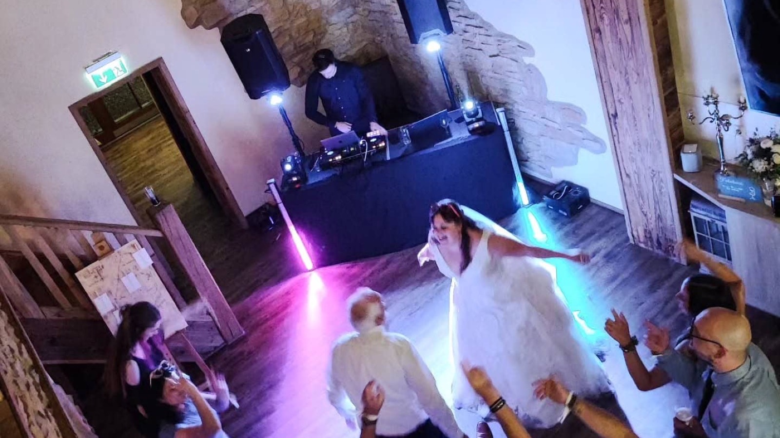Foto von einer Hochzeit mit tanzenden Gaesten